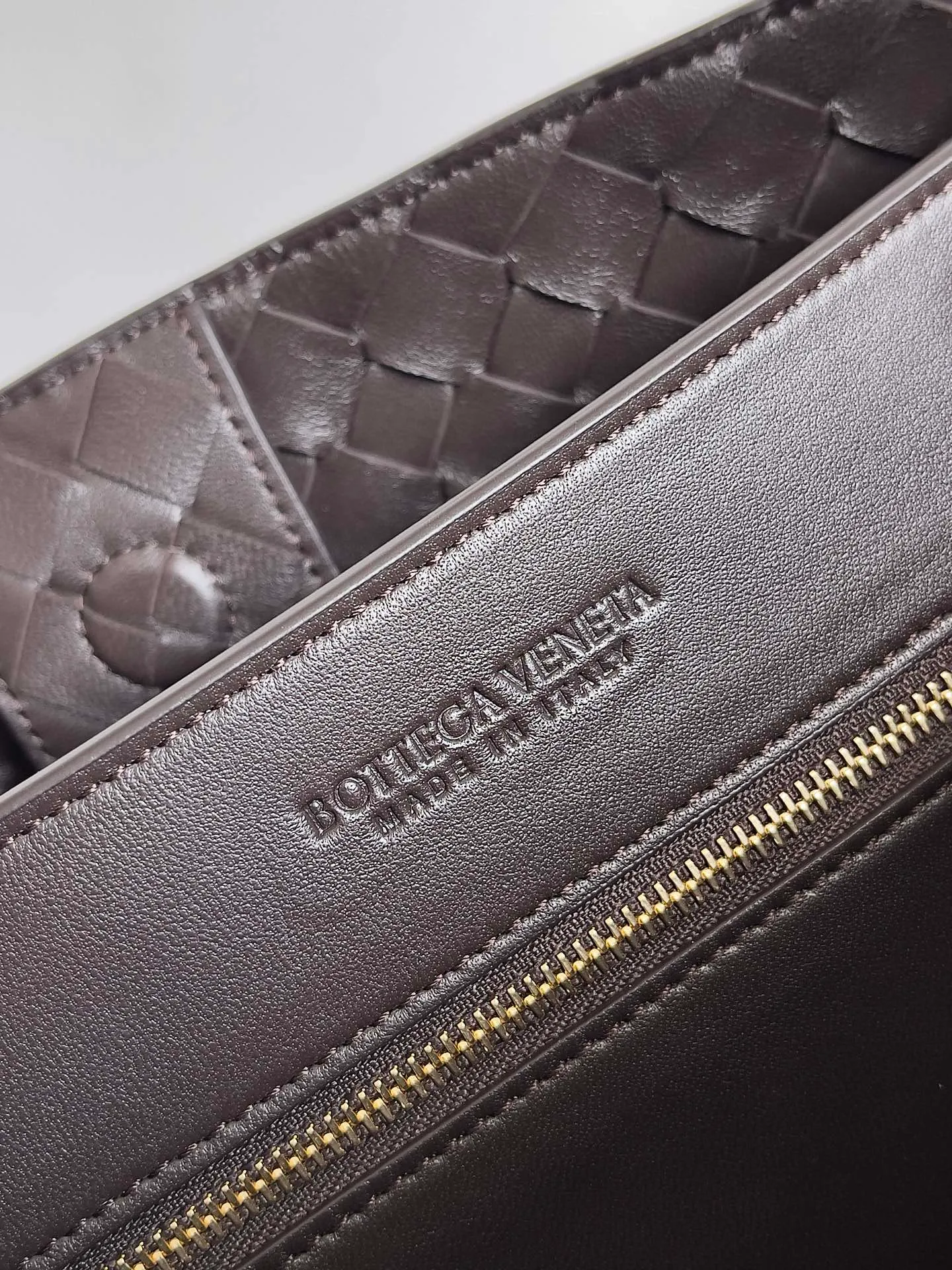 Batch 3760 Recently, the same style of bag that celebrities love is both high-end and practical. Michelle Yeoh, Kim Namjoon, Jing Boran, Tong Liya, Sun Qian, Wu Qianyu, Du Juan, Ma Yili and Bai Baihe are all carrying Bottega Veneta summer series Andiamo handbags. Andiamo has a simple structure and rounded lines. The whole piece is made of Nappa leather. It is comfortable, soft and dynamic. It adds interest to daily life and can be easily matched with various styles. Andiamo handbags are available in three sizes: small, medium and large. There are many colors to choose from, which can meet different needs. You can really carry it whether it is daily or attending events. Style number: 743575 Size: 45*22*34 including handle height 44cm